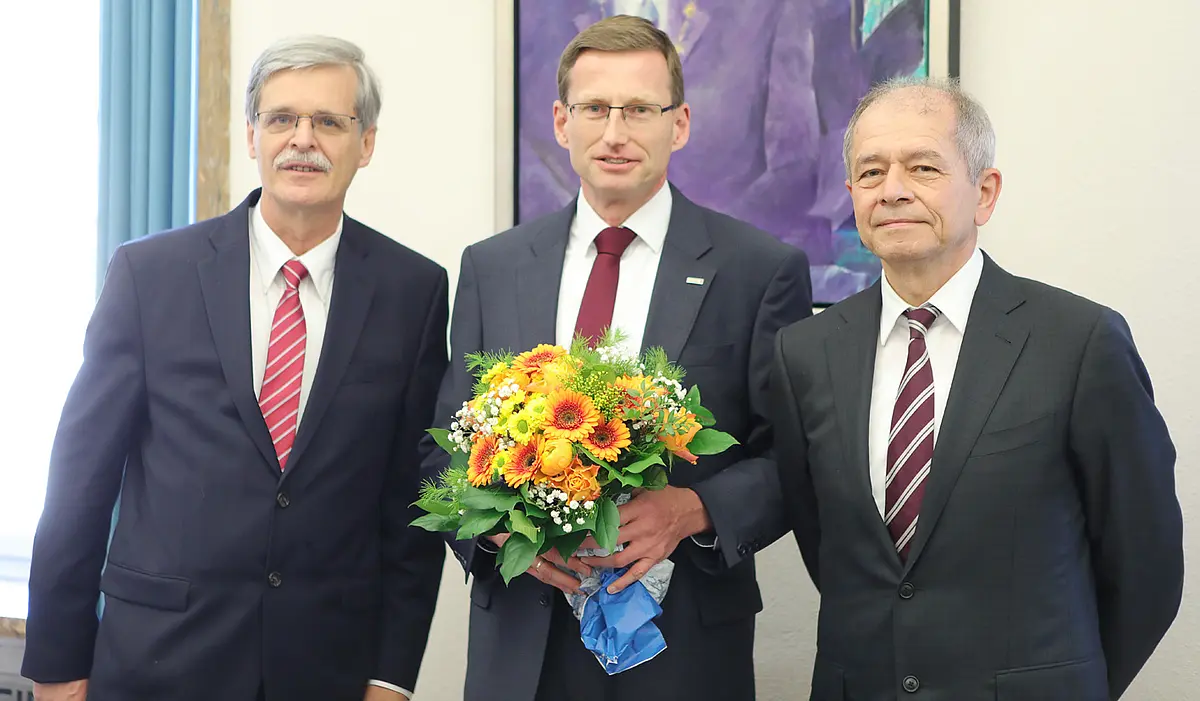 Rektor Prof. Dr. Bernd Engler, Kanzler Dr. Andreas Rothfuß und der Vorsitzende des Universitätsrats Prof. Dr. Antonio Loprieno (von links nach rechts). Foto: Universität Tübingen/Friedhelm Albrecht