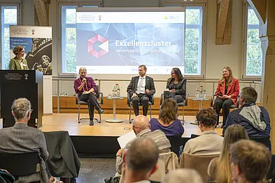 Rektorin Karla Pollmann, Kanzler Dr. Andreas Rothfuß, Andrea Schaub, die Leiterin des Forschungsdezernats, sowie Professorin Dr. Katja Schenke-Layland, Prorektorin für Forschung, Innovation und Transfer, beantworteten die Fragen der anwesenden Pressevertreterinnen und -vertreter.