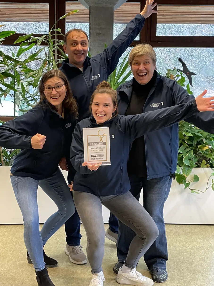 4 Teammitglieder von BetaBalance in Uni-Jacken präsentieren die Auszeichnung