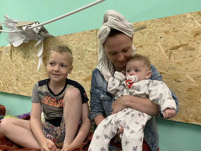 Familie im Keller des Krankenhauses der Frontstadt Nikopol. Das Baby ist im Keller geboren