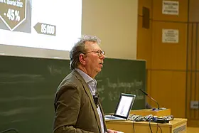 Der Spiegel-Journalist Cordt Schnibben sprach auf Einladung des Medienwissenschaftlers Professor Dr. Bernhard Pörksen im Kupferbau. Foto: Universität Tübingen/ Friedhelm Albrecht