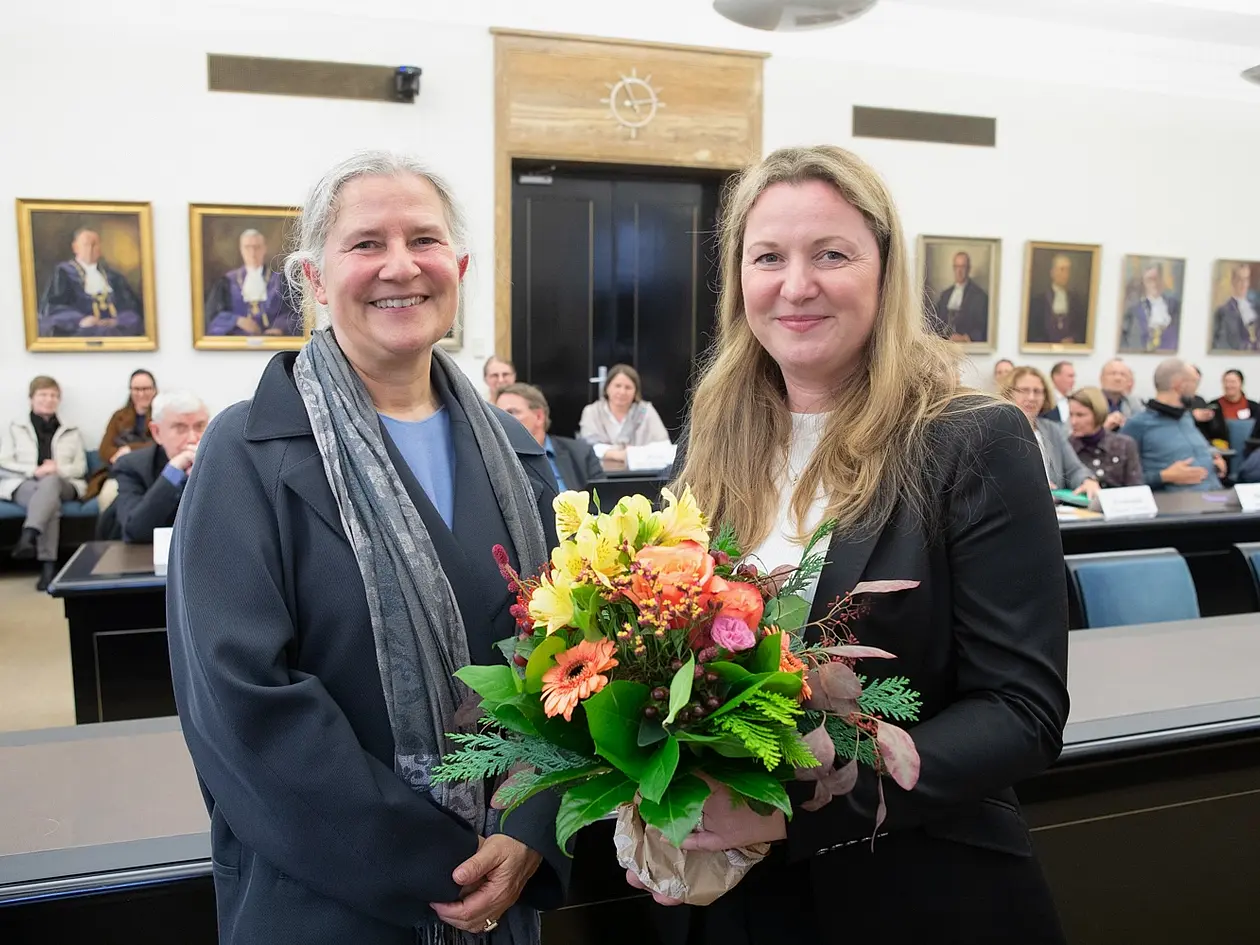 Rektorin Karla Pollmann (l.) und die neu gewählte Prorektorin Katja Schenke-Layland nach der Wahl im Großen Senat der Universität Tübingen