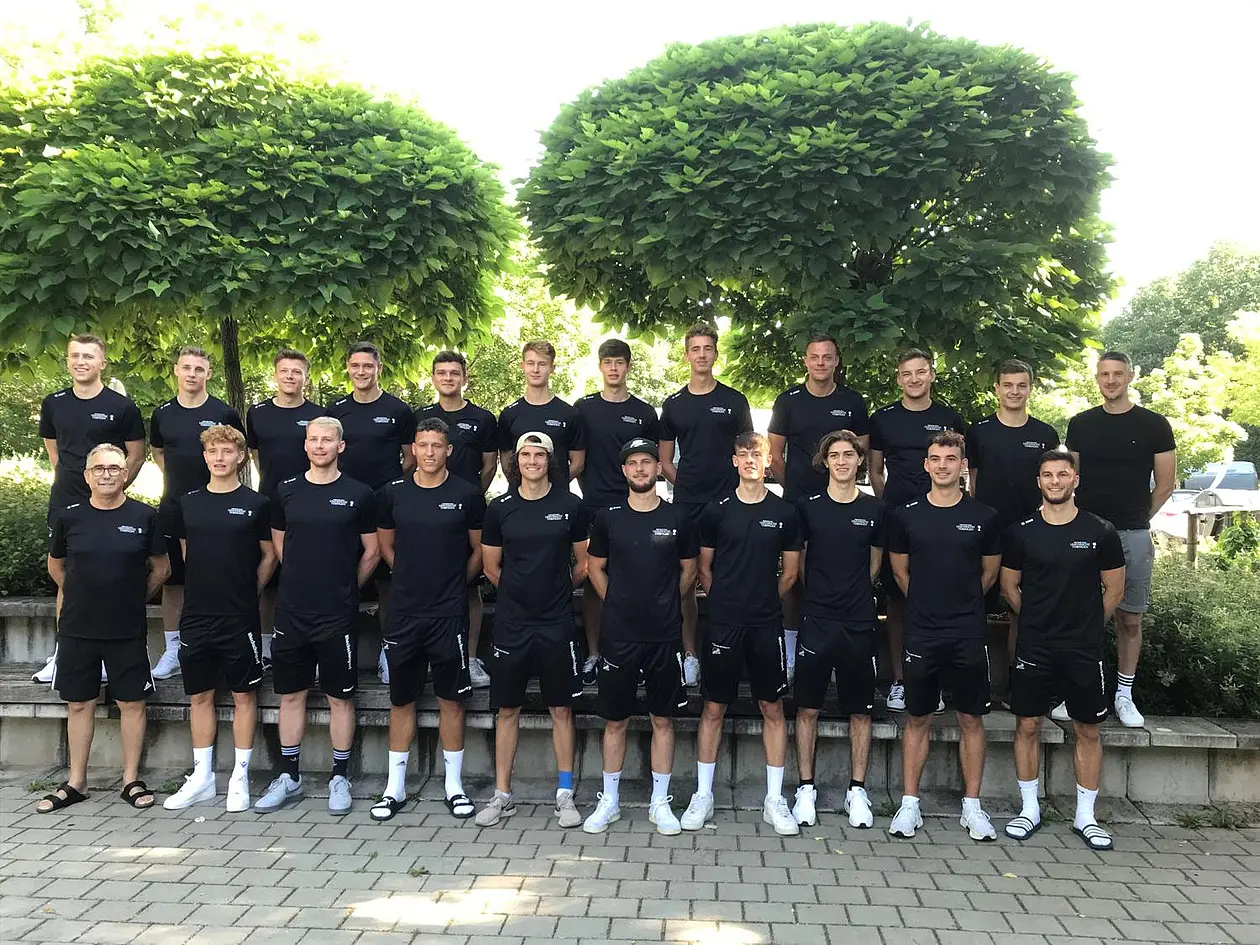 Fußballmannschaft, in zwei Reihen aufgestellt