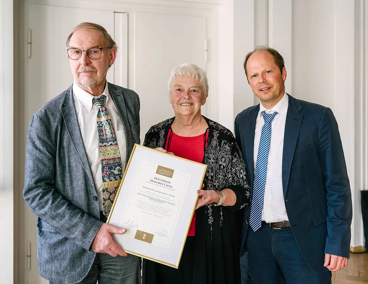 Jacquelynne Eccles erhält die Urkunde zur Ehrendoktorwürde