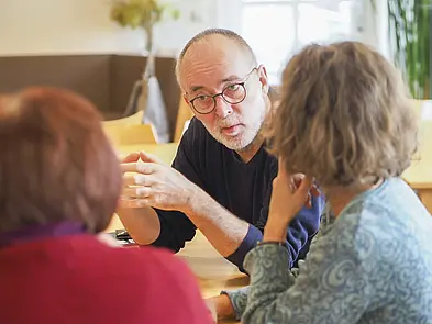 TeilnehmerInnen am Tisch im Gespräch