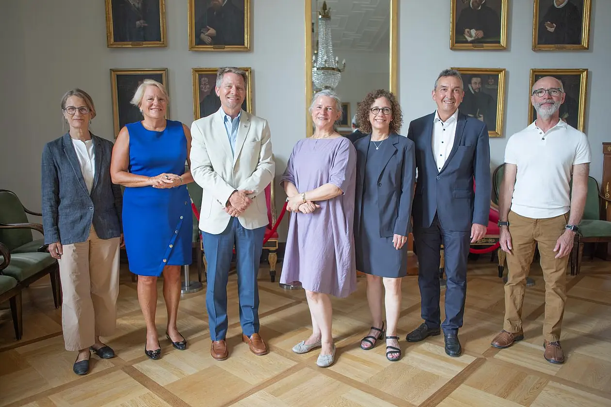 Gruppenfoto mit Prof. Monique Scheer, Amb. Barbara Stephenson, Rektor Kevin Guskiewicz, Rektorin Prof. Karla Pollmann, Prof. Penny Gordon-Larsen, Prof. Peter Grathwohl, Prof. Raul Reis