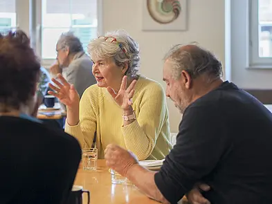 TeilnehmerInnen am Tisch im Gespräch