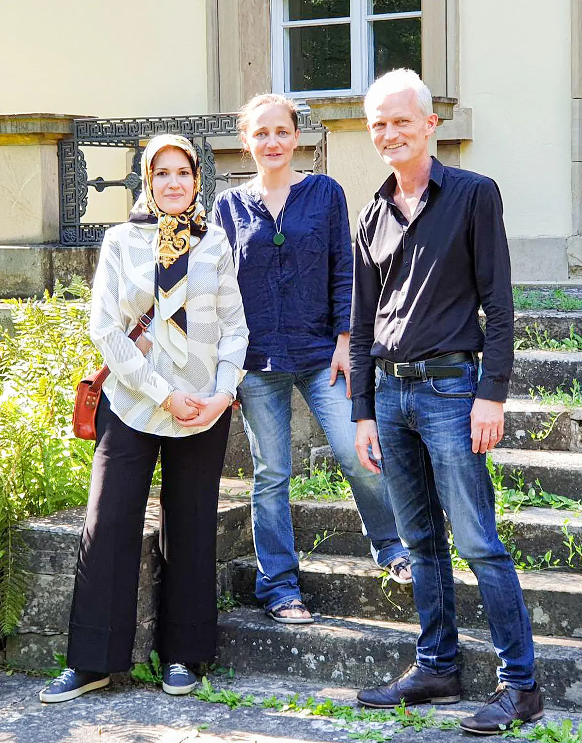 Der Leiter des College of Fellows Niels Weidtmann mit den internationalen Gästen Hora Zabarjadi-Sar und  Evelin Cioflec.