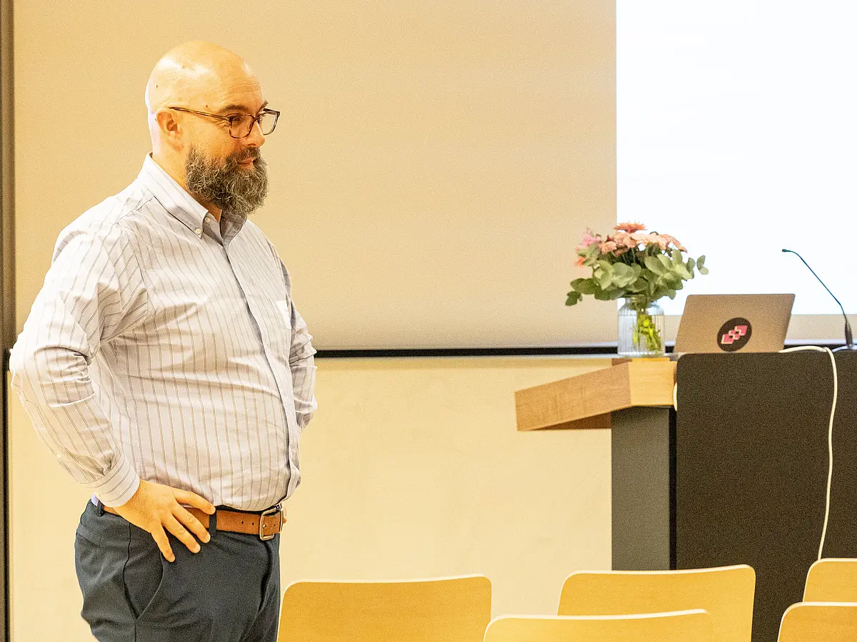 [Translate to English:] Christopher Basgier bei einem Vortrag