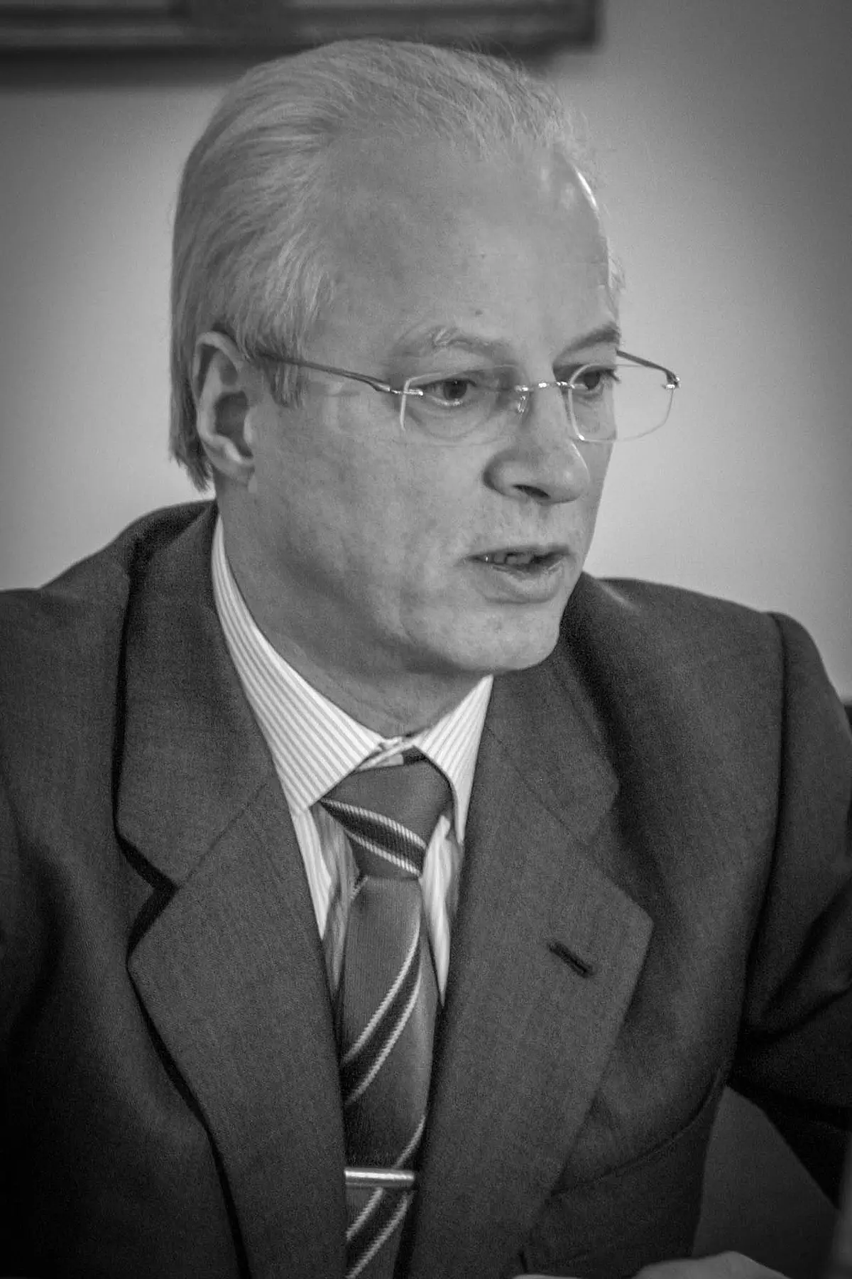 Schwarzweiß Portraitfoto von Tilman Todenhöfer