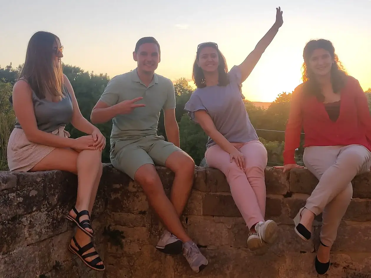 UT Alumna Annalisa Ziliani mit ihren Freund*innen auf dem Tübinger Schloss.