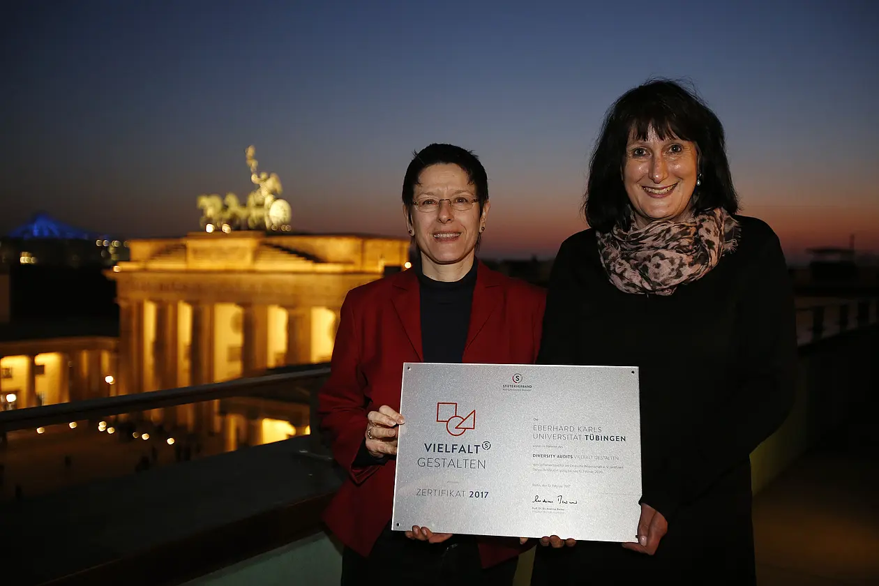 Lucia Vennarini, Dezernentin für Studium und Lehre (links) und Professorin Karin Amos, Prorektorin für Studierende, Studium und Lehre, nahmen in Berlin die Auszeichnung „Vielfalt gestalten“ entgegen. Foto: Franka Bruns/Stifterverband