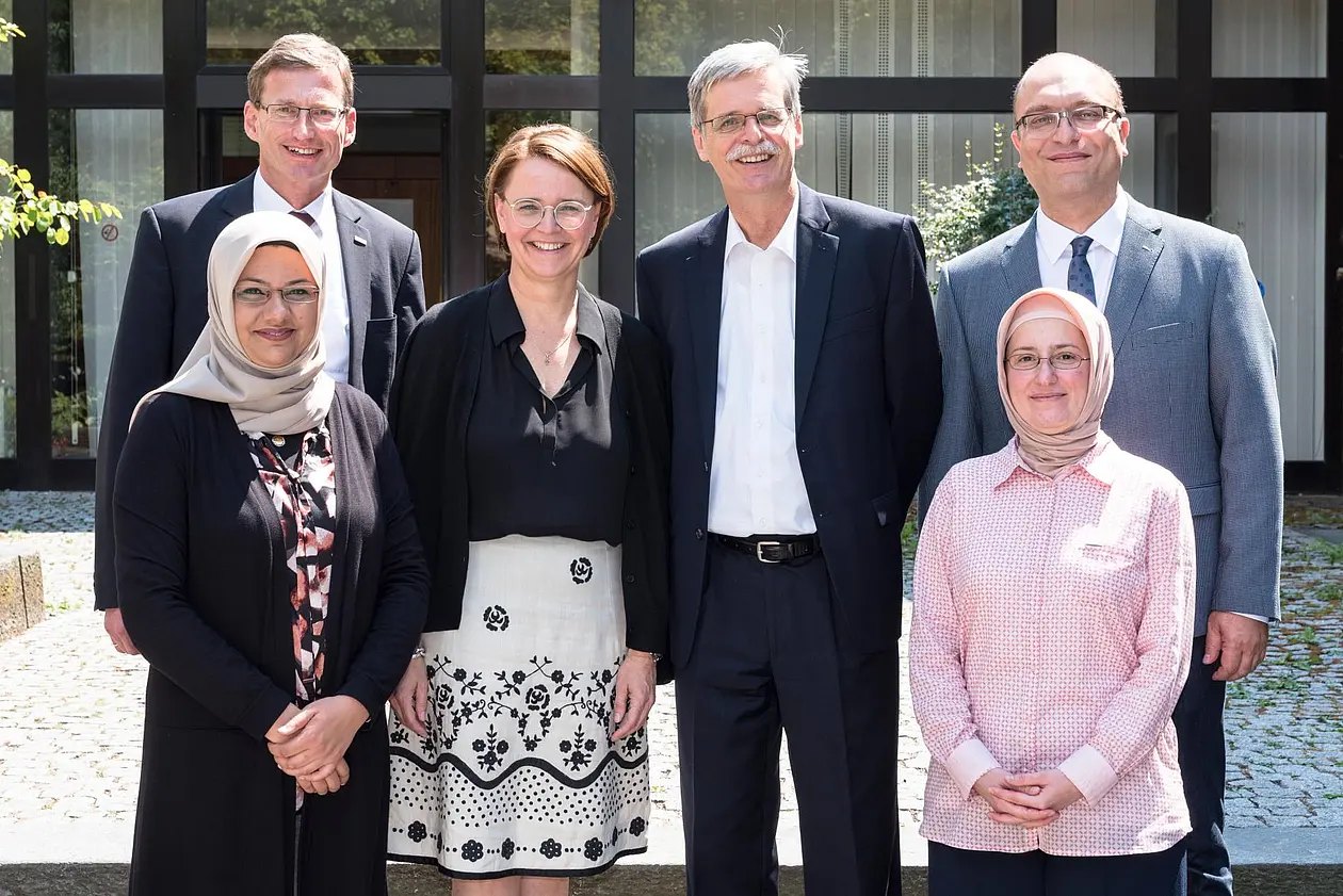 Jun.-Prof. Dr. Fahimah Ulfat, Kanzler Dr. Andreas Rothfuß, Annette Widmann-Mauz, Staatsministerin bei der Bundeskanzlerin und Beauftragte der Bundesregierung für Migration, Flüchtlinge und Integration, Rektor Professor Dr. Bernd Engler, Apl.-Prof. Dr. Erdal Toprakyaran, Leiter des ZITh und Prof. Dr. Lejla Demiri (v.l.n.r.).