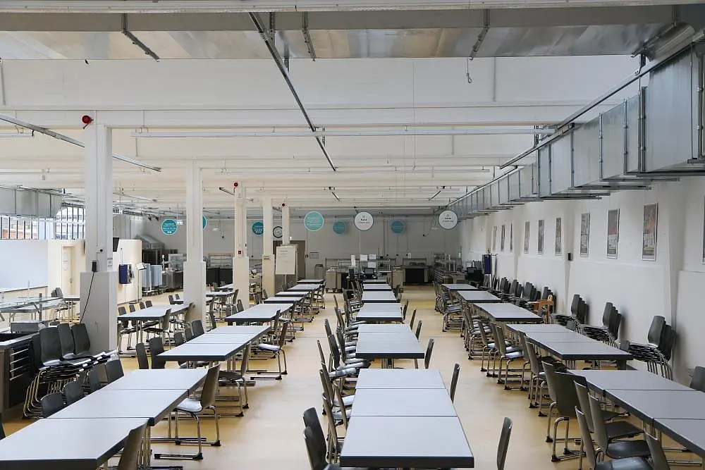 Innenraum des Mensa-Provisoriums in der Shedhalle mit Tischreihen