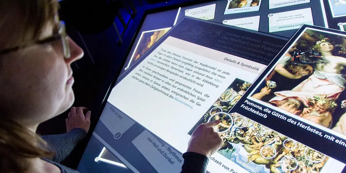 Studierende am Multi-Touch-Tisch
