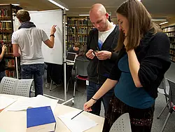 Professionelle Beratung beim langen Abend der WiWi Writing Community. Foto: Friedhelm Albrecht/Universität Tübingen
