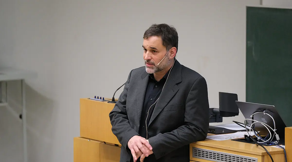 Dr. Rolf Frankenberger bei seinem Vortrag während der Aktionswoche zum Holocaust-Gedenktag