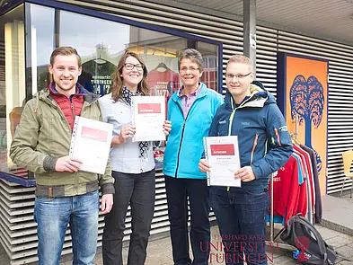 Die Gewinner des Gewinnspiels „Unishop on Tour“ (v.l.n.r.) Jörg Schlotterbeck (3. Platz), Giulianna Mändle (1. Platz) und Konstantin Lübeck (2. Platz) zusammen mit Petra Polenz, Mitarbeiterin des Unishops (2. v.l.). Foto: Friedhelm Albrecht