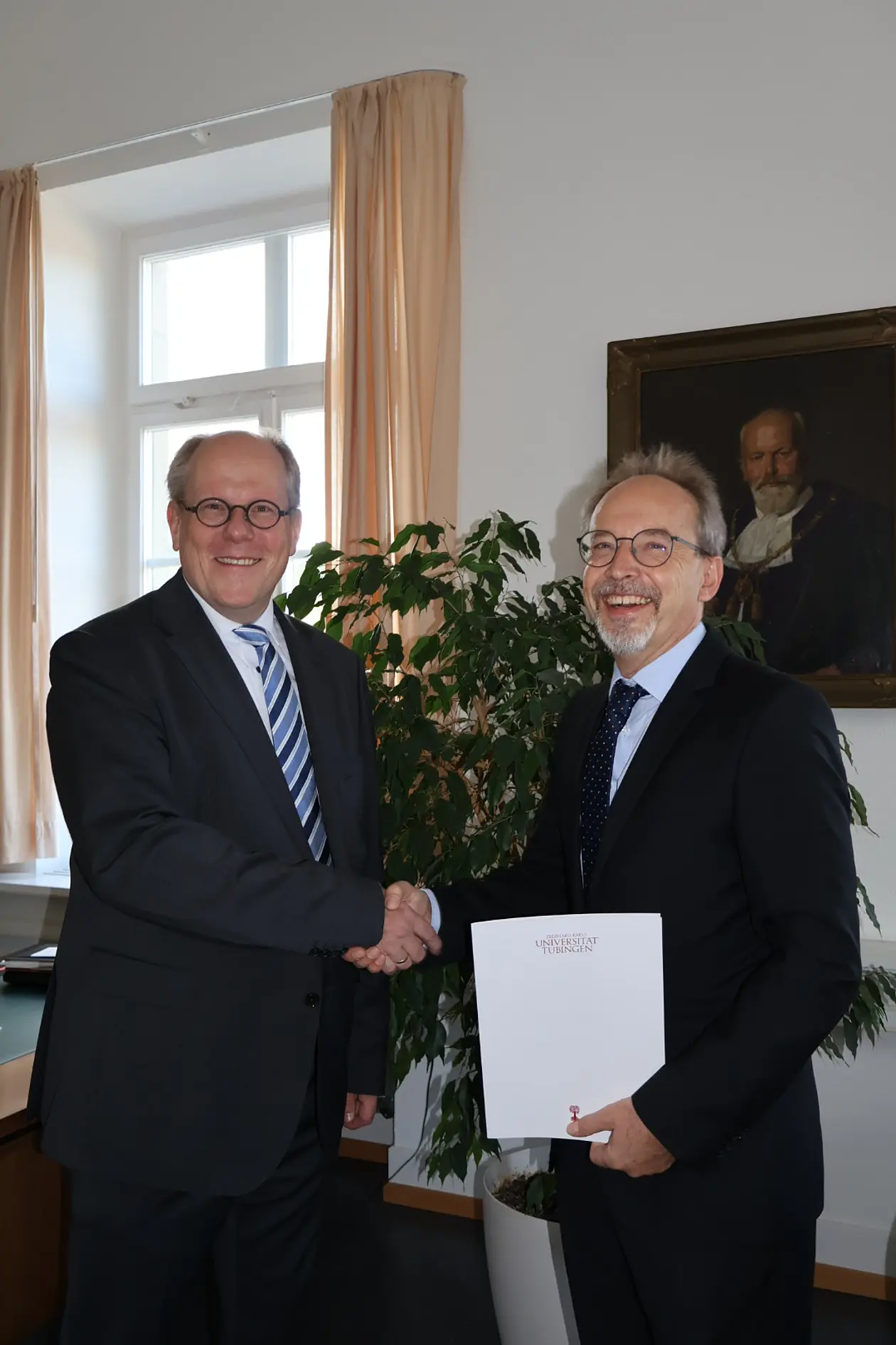 Dekan Professor Dr. Michael Droege überreicht Dr. Volker Pfirrmann die Ernennungsurkunde.