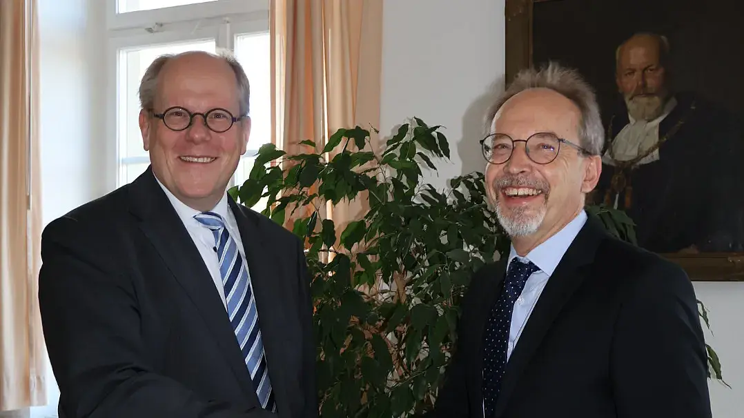 Dekan Professor Dr. Michael Droege überreicht Dr. Volker Pfirrmann die Ernennungsurkunde.