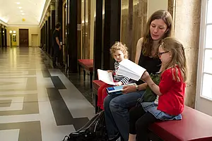 Eine Studentin mit Kind. Foto: Friedhelm Albrecht.