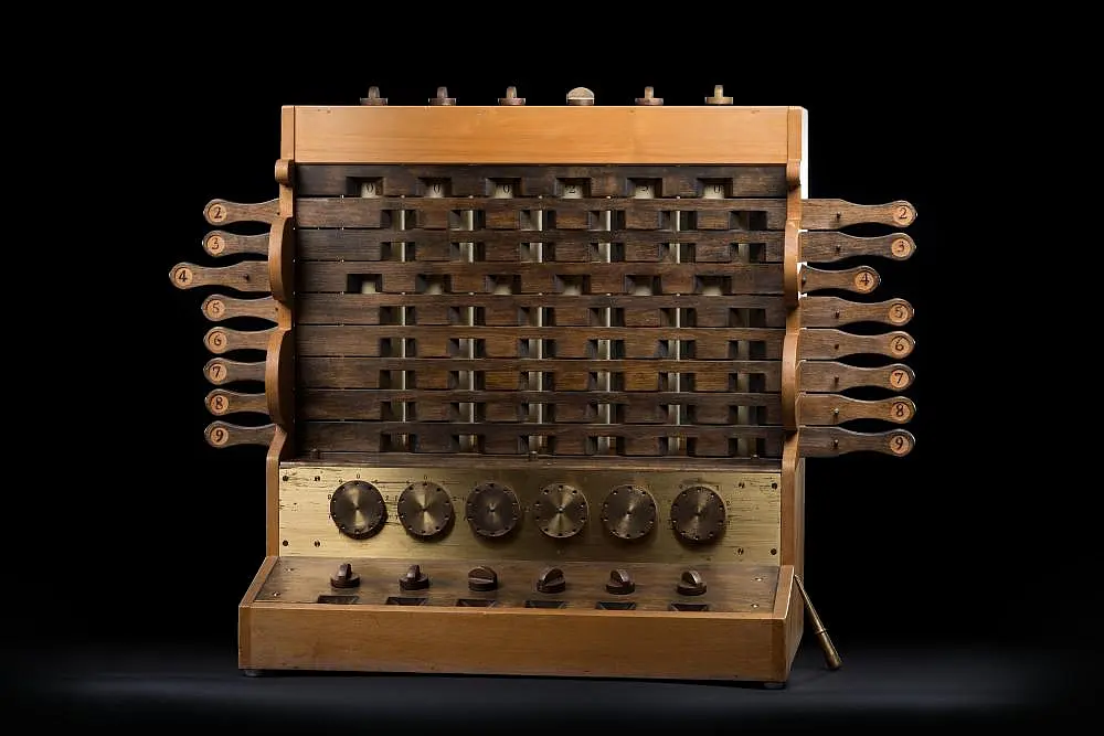 Nachbau von Wilhelm Schickards Rechenmaschine. Standort: Museum der Universität Tübingen.