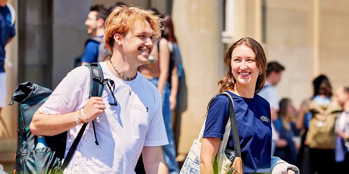 Zwei Studierende vor der Neuen Aula der Uni Tübingen