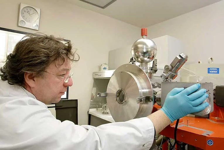 Dr. Michael Brauns, Laborleiter am CEZA, am Termionenmassespektrometer