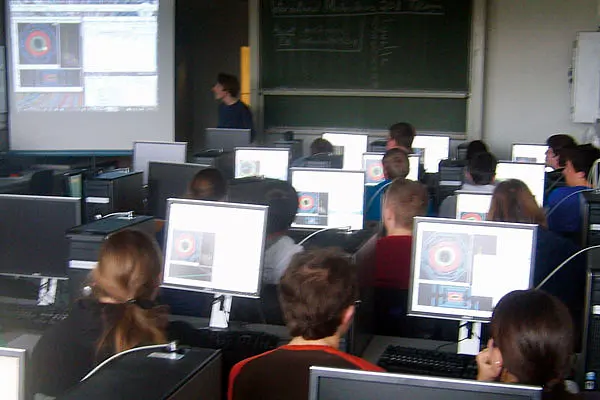 Schülerinnen und Schüler zu Gast in Physiklabors am Kepler Center für Astro- und Teilchenphysik der Universität Tübingen. Foto: privat