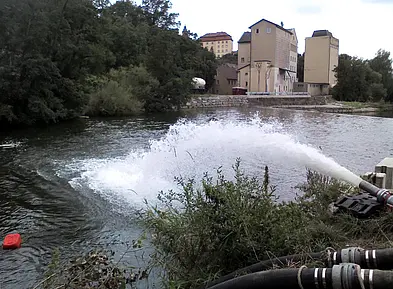 Bei Untergriessheim setzt das Technische Hilfswerk Umwälzpumpen ein, um dem Wasser mehr Sauerstoff zuzuführen.