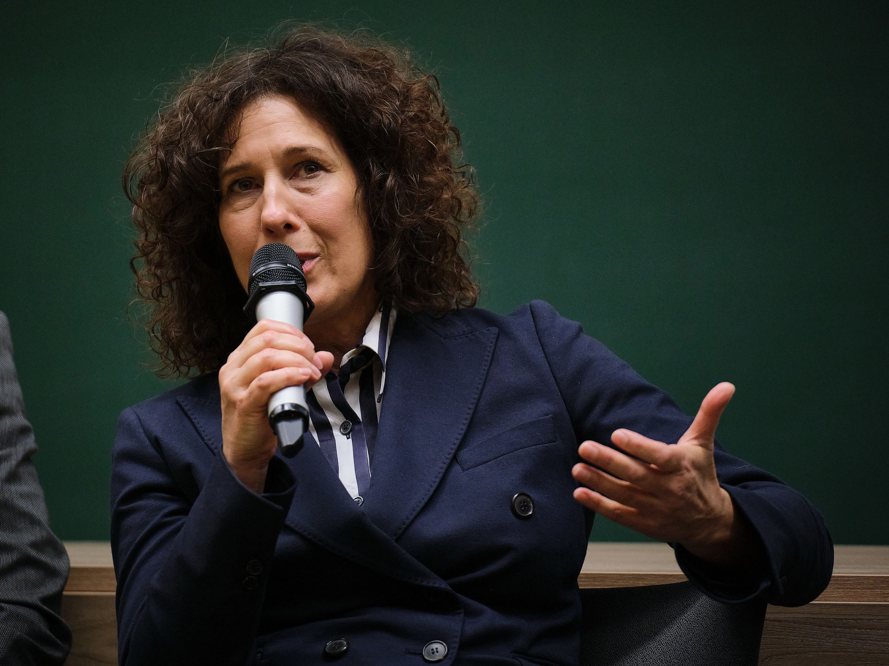 Dr. Nicole Fritz bei der Podiumsdiskussion