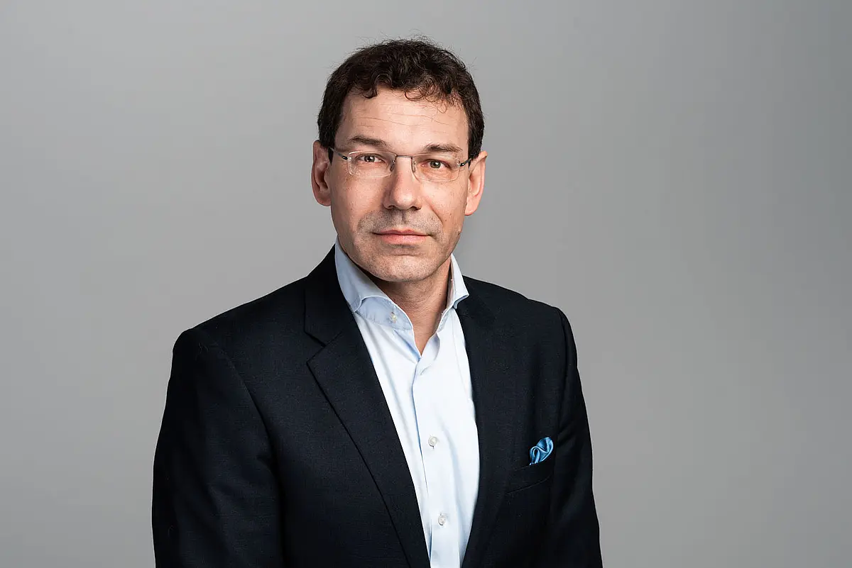 Portrait photo of Prof. Dr. Sebastian Schmidt-Hofner