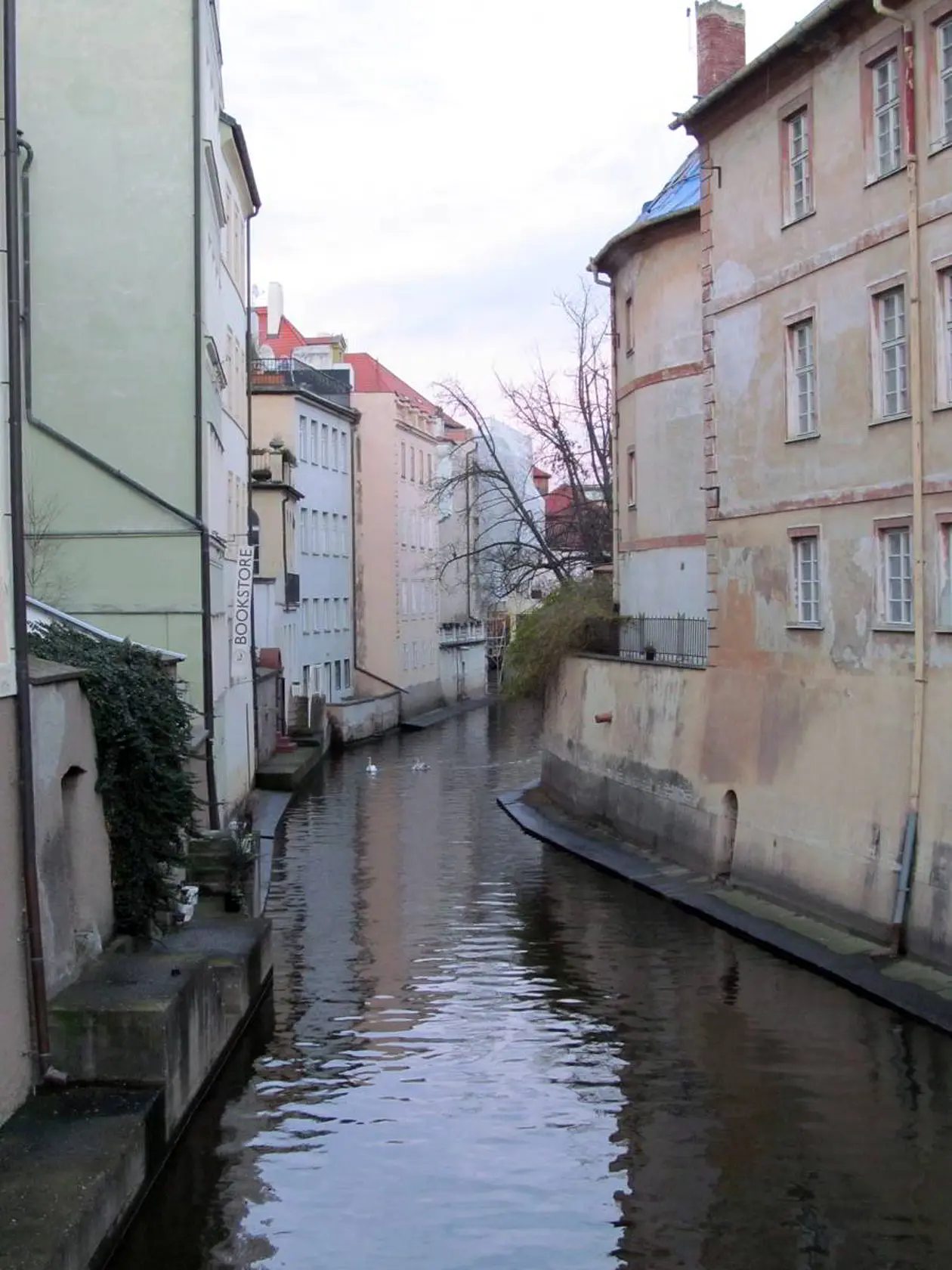 Die Moldau in Prag ist eins von vielen Beispielen, wie Flüsse durch menschliche Eingriffe reguliert werden.