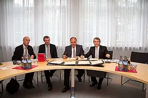 Unterzeichnung der Kooperationsverträge (von links nach rechts): Professor Dr. Wolfgang Rosenstiel (Dekan der Mathematisch-Naturwissenschaftlichen Fakultät), Christopher Böhmler (Ministerium für Wissenschaft und Kunst Baden-Württemberg, Kuratoriumsmi