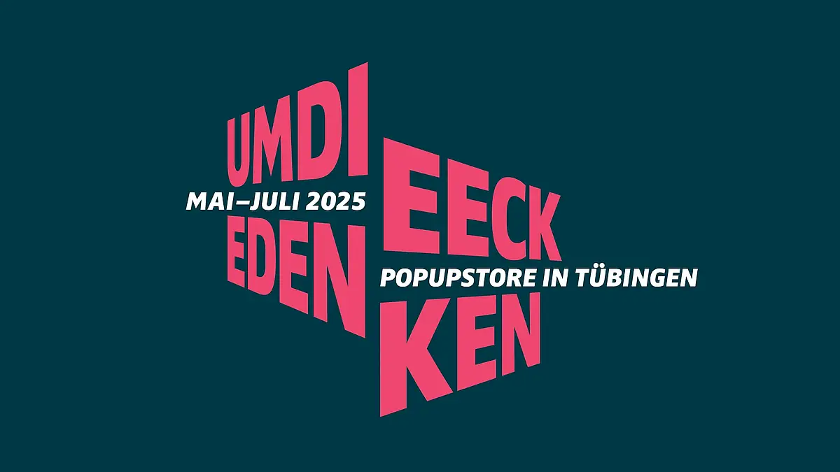 Vor blauem Hintergrund sieht man den rosa Schriftzug des Pop-Up-Store ECKSTEIN: Um die Ecke denken.