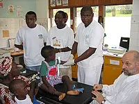 Professor Peter Kremsner in der Albert-Schweitzer-Klinik in Lambaréné (Gabun). Foto: Peter Kremsner