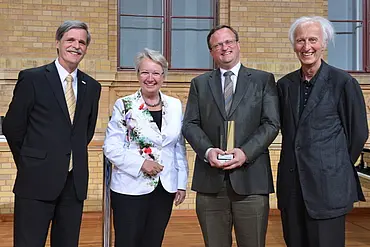 Von links nach rechts: Prof. Dr. Bernd Engler, Rektor der Universität Tübingen, Bundesministerin Prof. Dr. Annette Schavan, Prof. Dr. Rolf Harald Baayen und Prof. Dr. Helmut Schwarz, Präsident der Alexander von Humboldt-Stiftung Foto: Humboldt-Stiftung