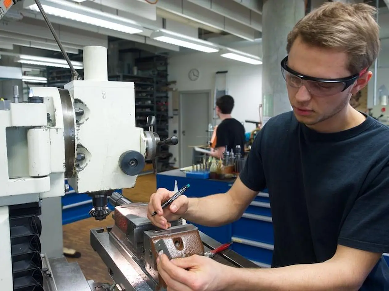 Marcel Dewenter bearbeitet ein Werkstück in der Metallwerkstatt am Chemischen Zentralinstitut.