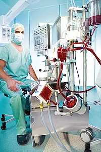 Die miniaturisierte Kreislaufunterstützung außerhalb des Körpers findet bei minimalinvasiv ausgeführten herzchirurgischen Eingriffen Anwendung. Foto: MAQUET Cardiopulmonary AG