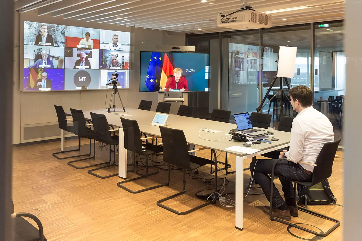Bundeskanzlerin Angela Merkel (großer Bildschirm in der Mitte) gibt den Startschuss für den Aufbau des AI Breakthrough Hub, in Anwesenheit von Rektor Professor Bernd Engler, Ministerpräsident Winfried Kretschmann und (verdeckt) EU-Digital-Kommissarin Margrethe Vestager. Vorne im Bild Professor Matthias Bethge.
