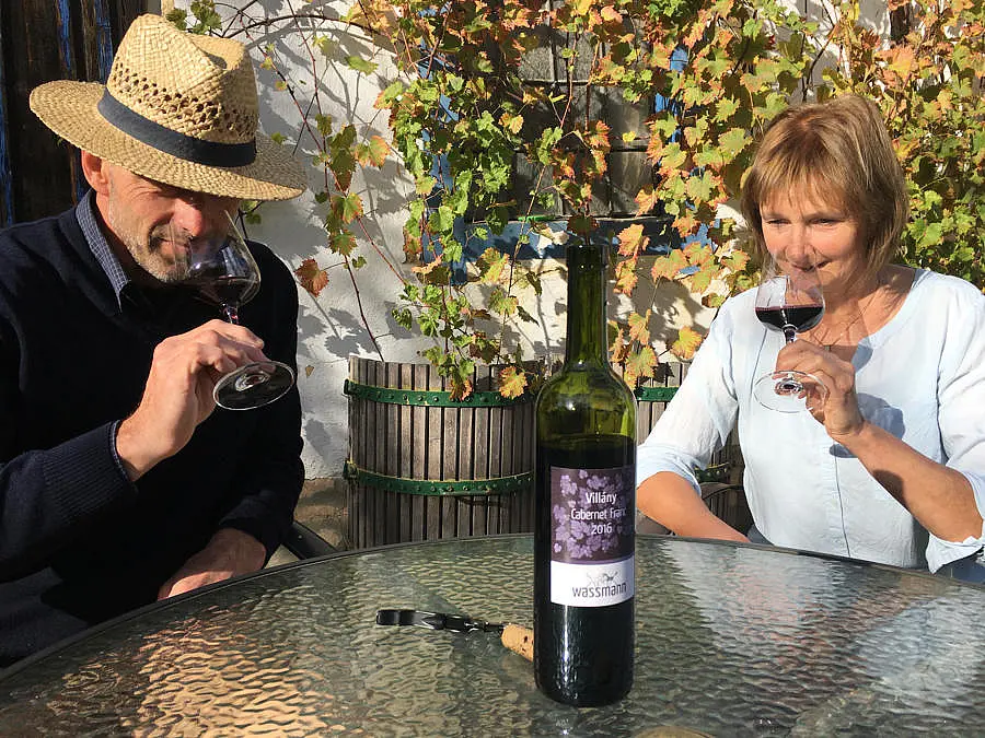 Susann Hanauer und ihr Mann Ralf Waßmann verkosten den eigenen Wein.