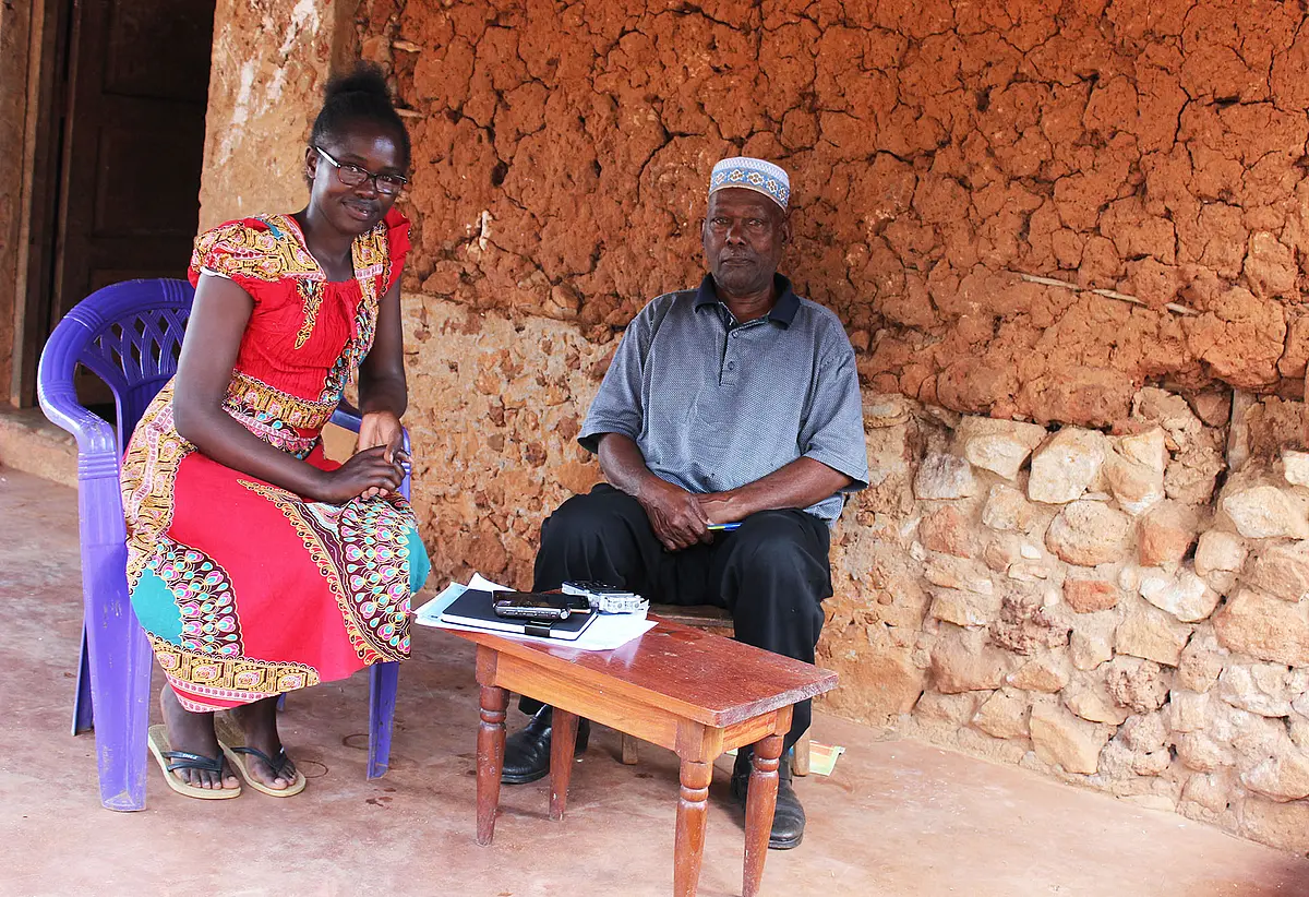 Professorin Jacky Kosgei im Interview mit Mzee Nyembwe, Erzähler aus dem Volk der Digo.