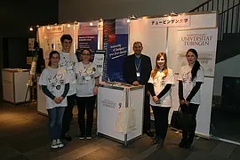 Dr. Michael Wachutka, Leiter des Zentrums für Japanstudien der Universität Tübingen in Kyôto, wurde unterstützt von Tübinger Studierenden, die ihr Auslandsstudium am Zentrum in Kyôto absolvieren.