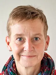 Portätbild von Dr. Susanne Rieß-Stumm in einer Büro-Umgebung.