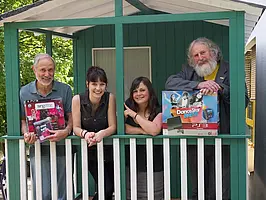 Von links nach rechts: Max Leutner, 1. Vorsitzender des Vereins „Schirm“, Frauke Spranz, Martha Herbold und Hartmut Kleefeld, 2. Vorsitzender von „Schirm“. Foto: Friedhelm Albrecht/Universität Tübingen
