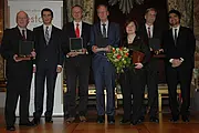 Rektor Prof. Dr. Dr. h. c. Bernd Engler nimmt die „Medaille für Verdienste um Transkulturalität“ für die Universität Tübingen entgegen. Foto: Gesellschaft für Dialog Baden-Württemberg