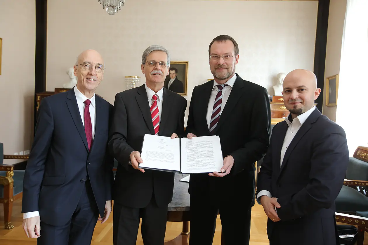 Von links: Prof. Dr. Wolfgang Rosenstiel, Dekan der Mathematisch-Naturwissenschaftlichen Fakultät; Prof. Dr. Bernd Engler, Rektor der Universität Tübingen; Holger Severitt, Vorstandsmitglied der SCHUFA  und Dr. Gjergii Kasneci, Leiter des Bereichs Innovation und strategische Analyse der SCHUFA. Foto: Friedhelm Albrecht / Universität Tübingen