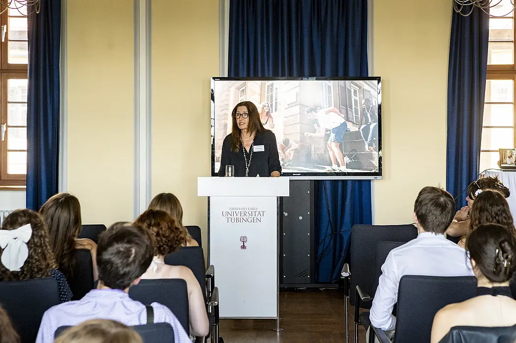 Dr. Christine Rubas, Leiterin des Dezernats International Office, hält die Abschiedsrede vor den Studierenden. 