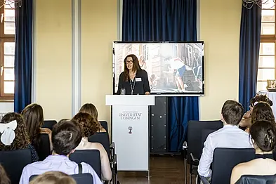 Dr. Christine Rubas, Leiterin des Dezernats International Office, hält die Abschiedsrede vor den Studierenden. 