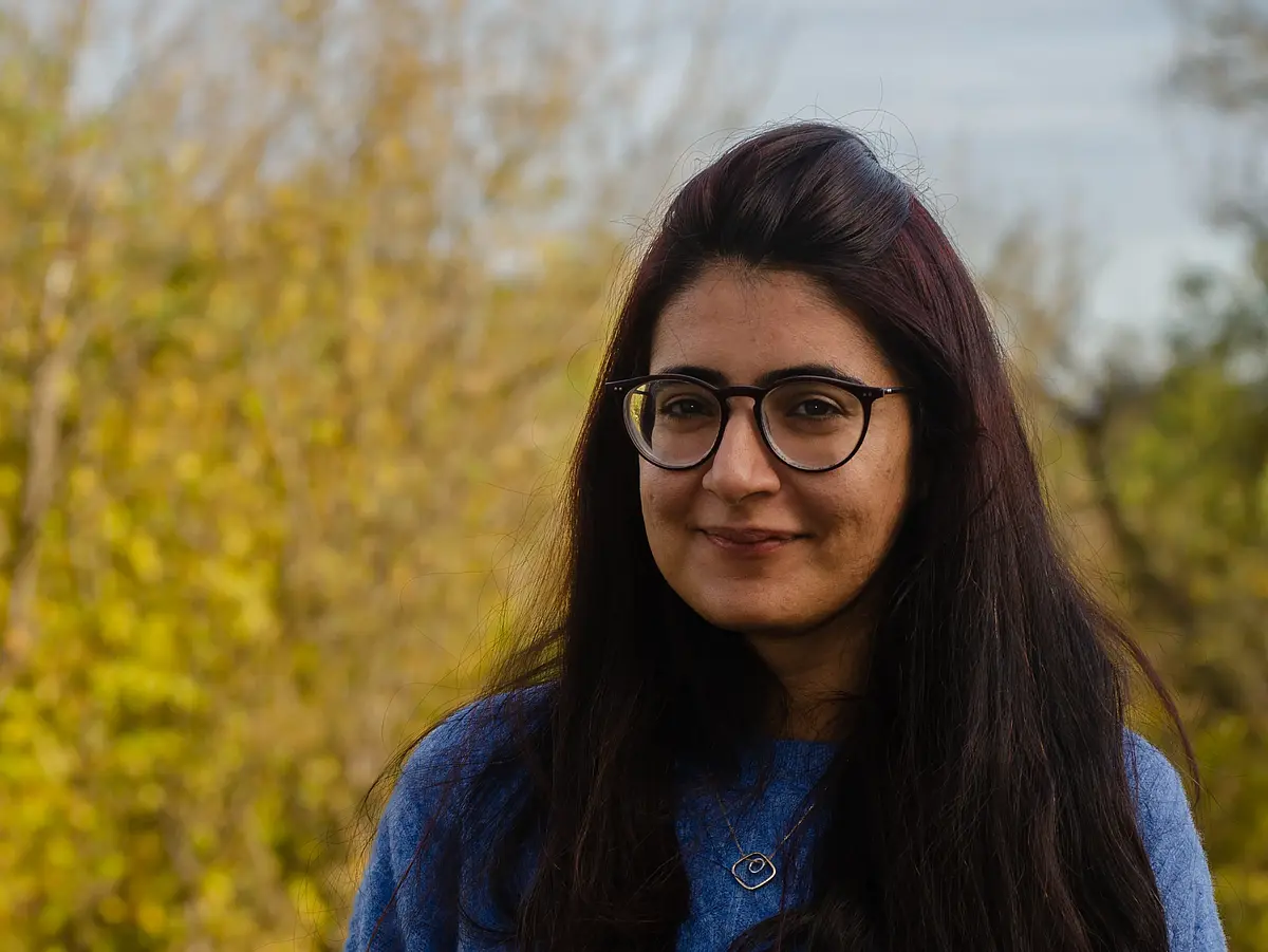 Porträtaufnahme von Dr. Nabeela Sadaf, die in die Kamera lächelt.